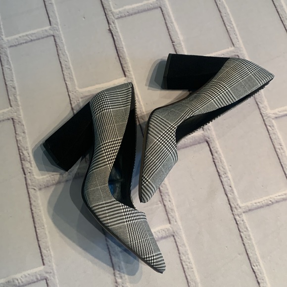 Vince Camuto heels - Picture 2 of 9